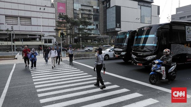 Ditlantas Polda Metro Jaya mencatat penurunan volume kendaraan di Jakarta akibat kebijakan WFH bagi ASN. Arus lalu lintas lebih lancar.