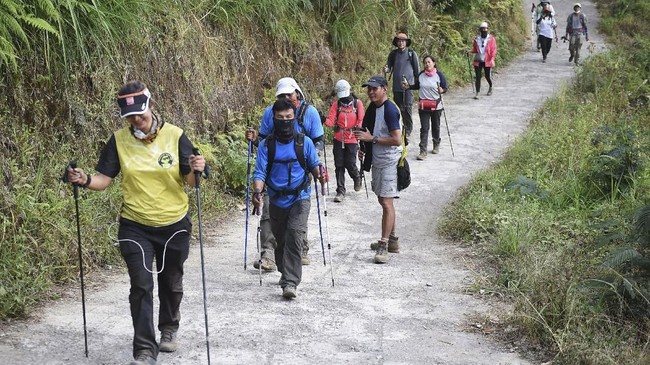 Jenazah Muhammad Ainul Takzim, staf Balai Litbang LHK Makassar yang tewas akibat gempa di Gunung Rinjani diperkirakan tiba di pintu Bawak Enao sore nanti.