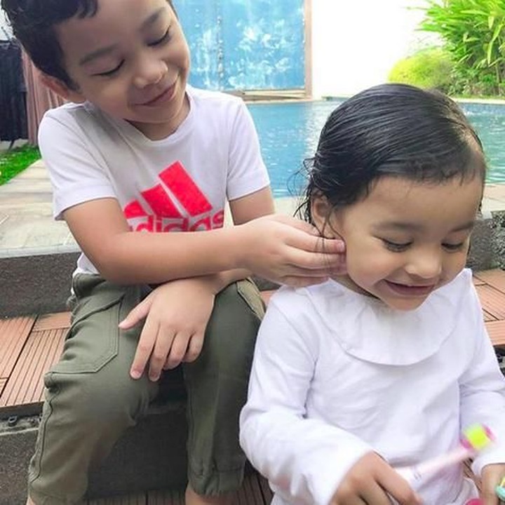 <p>Adam gemas banget pada Hawwa. Tapi Hawwanya cuek. Hi-hi. (Foto: Instagram @shireensungkar).</p>