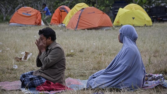 FOTO : Mereka yang Bertahan dari Guncangan Gempa Lombok