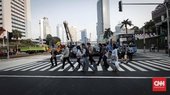 Kepadatan jalanan di sekitar Bundaran HI kini semakin bertambah karena harus menunggu para penyebrang jalan yang melintas setelah JPO dirobohkan.