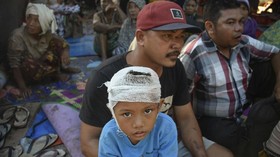 FOTO : Mereka yang Bertahan dari Guncangan Gempa Lombok