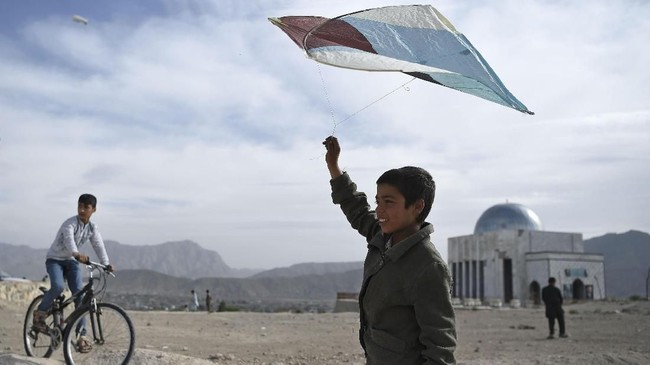 FOTO: Warna-warni Pembuat Layang-layang Afghanistan