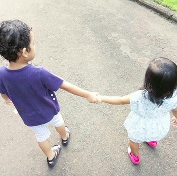 <p>Adam dan Hawwa bergandengan tangan nih saat jalan pagi. So sweet banget ya, Bun. (Foto: Instagram @shireensungkar).</p>