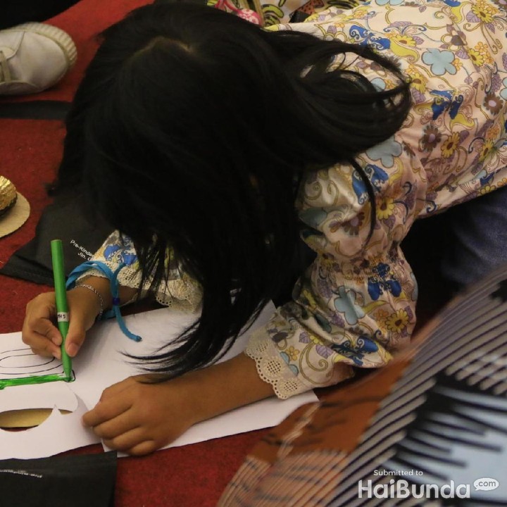<p>Si kecil sibuk banget kayaknya, hi-hi-hi.</p>
