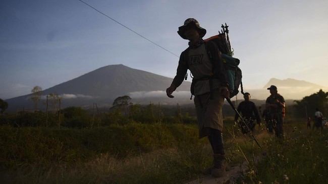 Pendaki Tanpa Tiket Diusir dari Jalur Pendakian Gunung Rinjani