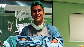 Ucapan Romantis Morata Usai Istri Melahirkan Anak Kembar