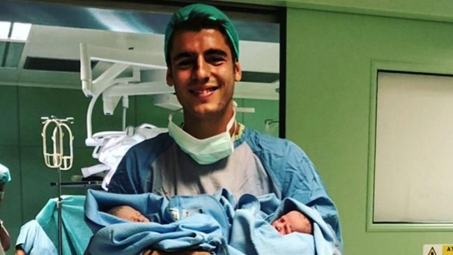 Alvaro Morata memberikan ucapan terima kasih romantis kepada istrinya, Alice Campello, yang sudah berjuang seperti 'Singa Betina' usai melahirkan anak kembar.
