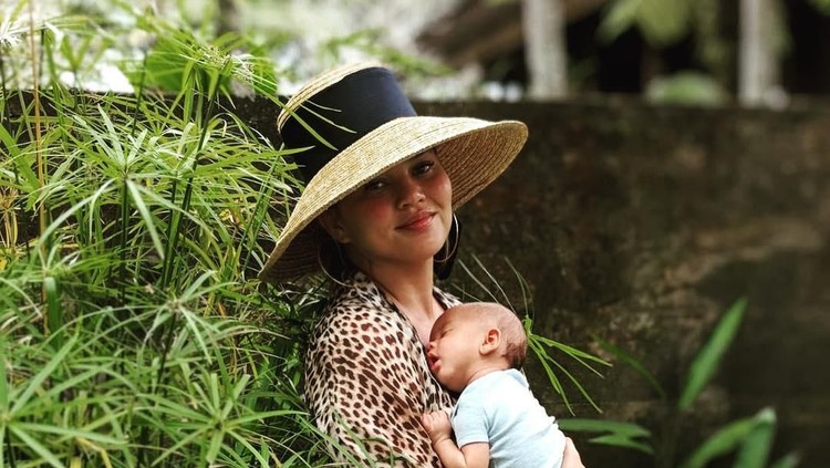 Putra Chrissy Teigen mengalami plagiocephaly atau kepala peyang. Kenali penyebab dan cara penanggulangannya ya, Bun.