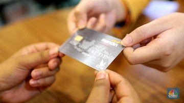 GPN Bank Mandiri Nasabah menukar kartu ATM visa menjadi GPN Plaza Mandiri, Jakarta, Senin (30/7). Bank Indonesia (BI) dan perbankan menggelar kampanye Gerbang Pembayaran Nasional (GPN). Kegiatan penukaran kartu pada 30 Juli-3 Agustus 2018. Pekan penukaran kartu berlogo GPN merupakan tindak lanjut acara peluncuran bersama kartu berlogo GPN di Jakarta pada 3 Mei 2018. Kartu berlogo GPN diharapkan untuk memudahkan masyarakat untuk melakukan transaksi pada seluruh kanal pembayaran (EDC) yang tersedia, sehingga akan meningkatkan efisiensi waktu dan biaya. (CNBC Indonesia/Muhammad Sabki)