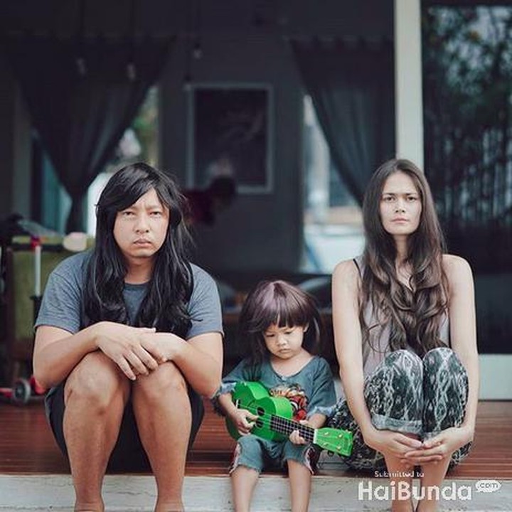 <p> Ha-ha, bunda pasti terbahak-bahak melihat keluarga inimemakai wig. (Foto: Instagram @ringgoagus)</p>