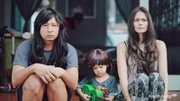 <p> Ha-ha, bunda pasti terbahak-bahak melihat keluarga inimemakai wig. (Foto: Instagram @ringgoagus)</p>