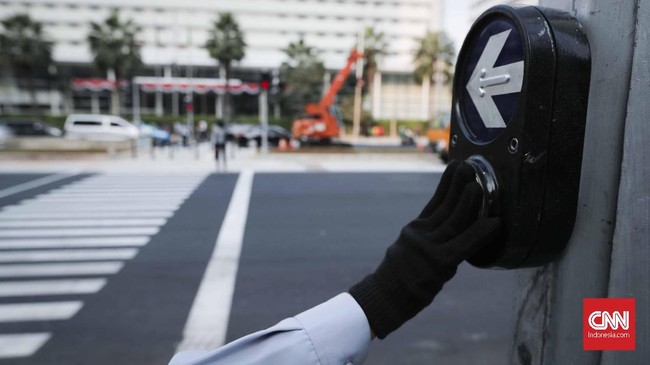 Presiden Jokowi mendukung keputusan Gubernur DKI Anies Baswedan merobohkan JPO di Bundaran HI dan menggantinya dengan pelican crossing.