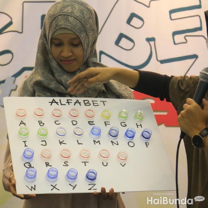 <p>Wah ternyata papannya untuk belajar mengenal alfabet.</p>