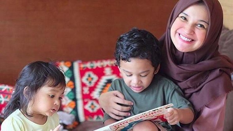 Menjadi ibu dari tiga anak membuat Shireen jadi lebih protektif. Apalagi, saat musim hujan dan bahaya wabah DBD.