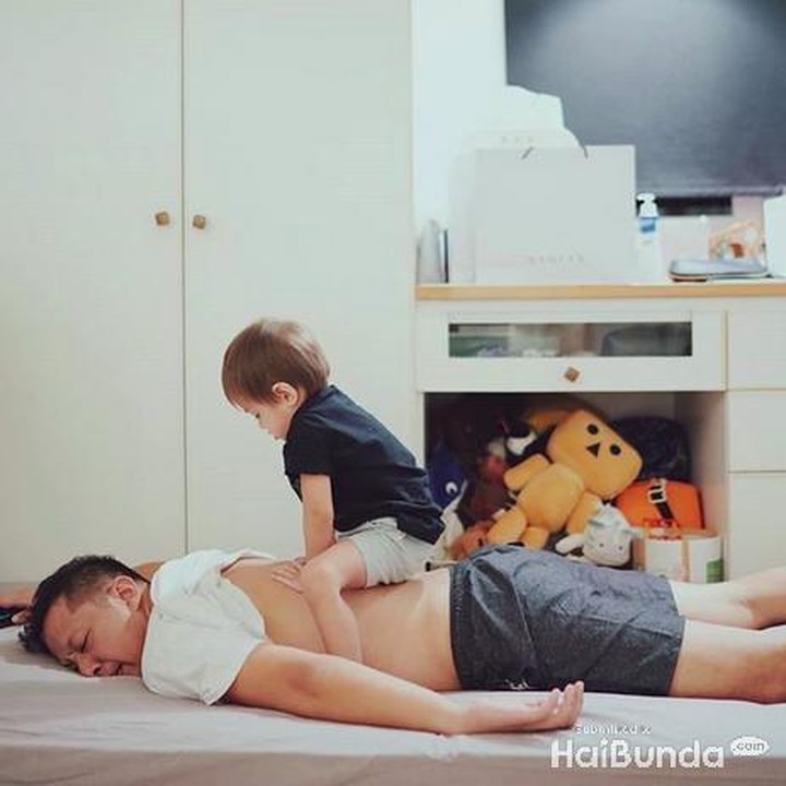 <p>Ceritanya Bjorka lagi mijitin Ringgo. (Foto: Instagram @ringgoagus)</p>