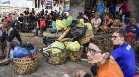 Turis Italia Bertahan dengan Kerupuk di Bukit Senggigi Lombok