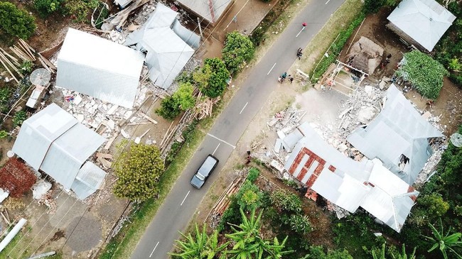 Gempa bumi berkekuatan 6,8 SR mengguncang Nusa Tenggara Barat. Gempa tidak berpotensi tsunami.