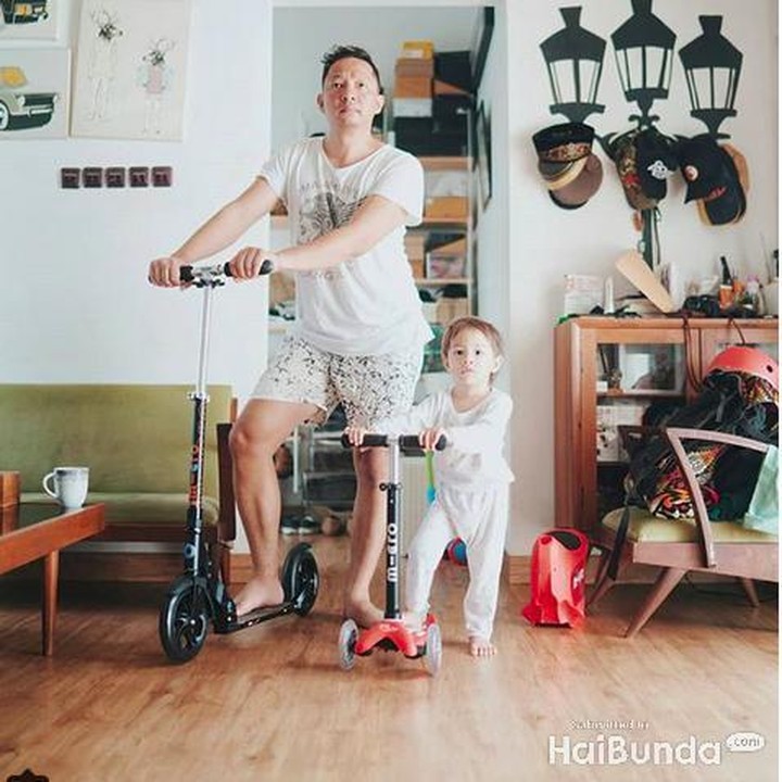 <p>Main skuter bareng anak. Eh tapi sebelum main, foto dulu ya. (Foto: Instagram @ringgoagus)</p>
