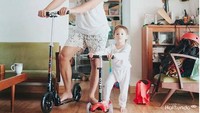 <p>Main skuter bareng anak. Eh tapi sebelum main, foto dulu ya. (Foto: Instagram @ringgoagus)</p>