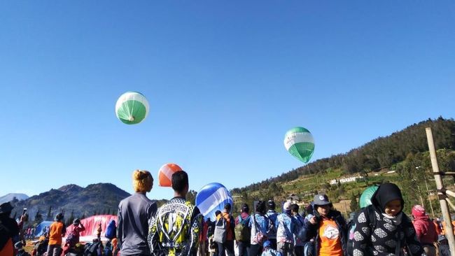 Sebanyak 350 pendaki diajak berpetualang ke Gunung Prau, Provinsi Jawa Tengah, sembari membersihkan sampah di jalur pendakian.