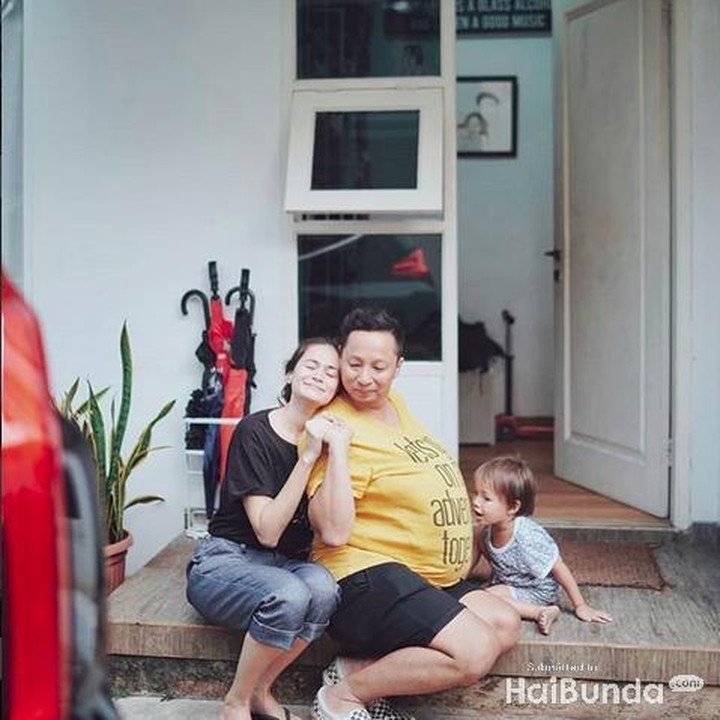<p>Coba lihat perut besar Ringgo, Bun. Lucu banget ya kelharga ini. (Foto: Instagram @ringgoagus)</p>