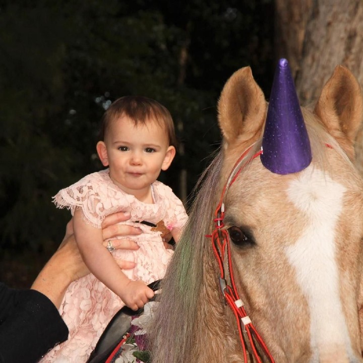 <p>Ini dia bintang utamanya, Arianna, yang kala itu berusia satu tahun. Untuk sewa kudanya sendiri, Rochelle harus membayar Rp 6,4 juta. (Foto: Facebook/ Pop the Balloon Children's Parties & Events)</p>
