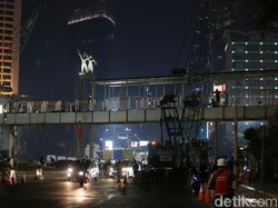 Nasib Patung Selamat Datang: Dulu Terhalang JPO, Kini Terhalang Halte