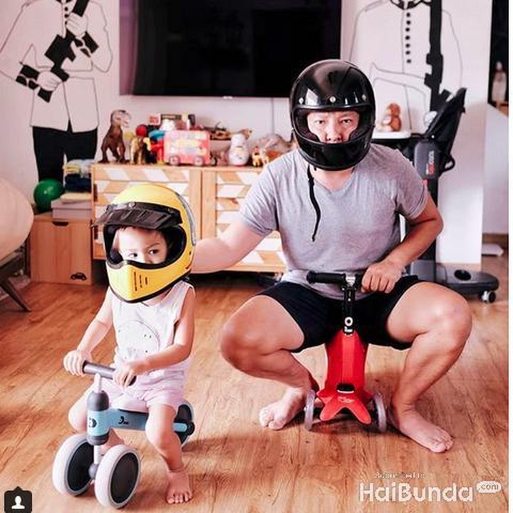 <p>Ya ampun, main sepeda-sepedaan pakai helm beneran. Ha-ha-ha. (Foto: Instagram @ringgoagus)</p>