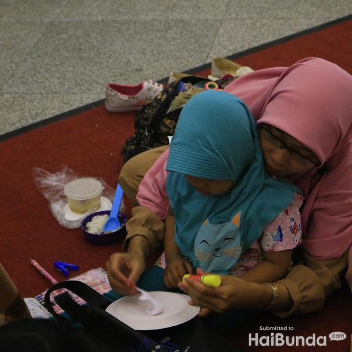 <p>Bunda bisa mengajak anak untuk membuat mainan bersama.</p>