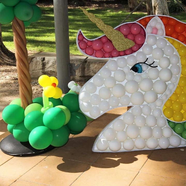 <p>Seorang ibu dari Australia, Rochelle Muscat, mengadakan pesta ulang tahun anak dengan tema unicorn. Konon untuk dekorasi balonnya saja mencapai Rp 8 juta lho. (Foto: Facebook/  Pop the Balloon Children's Parties & Events)</p>