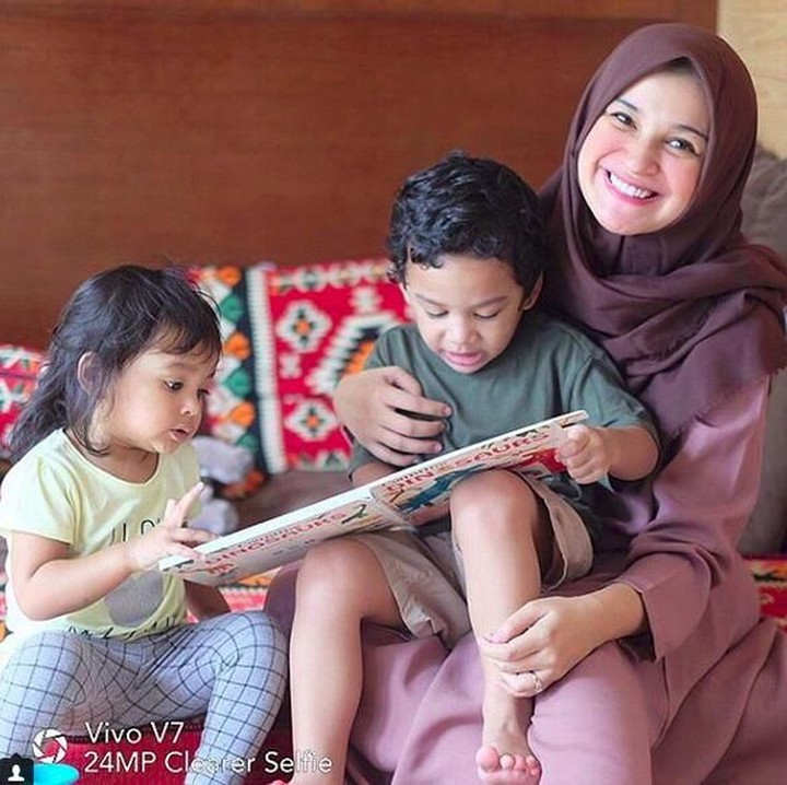 <p>Membaca buku bareng ditemani bunda, happy banget. (Foto: Instagram @shireensungkar).</p>