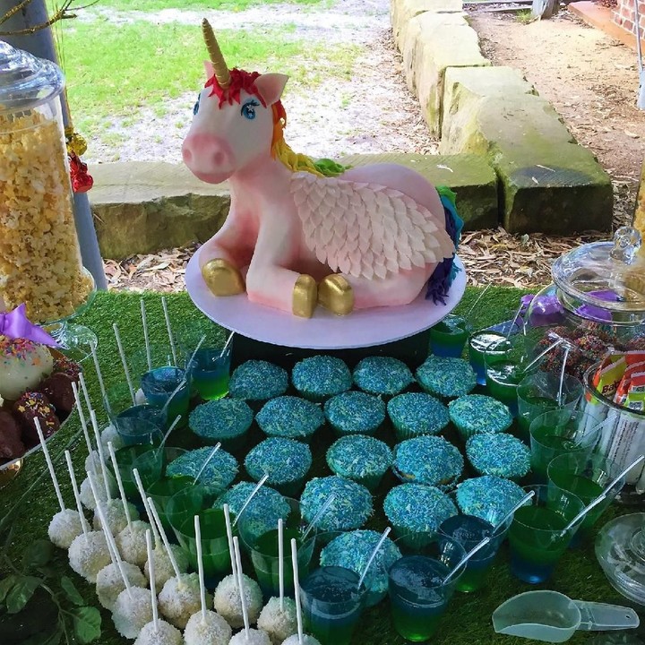 <p>Kue bentuk unicornnya lucu ya. (Foto: Facebook/ Pop the Balloon Children's Parties & Events)</p>
