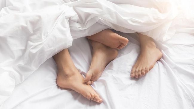 Saat punya balita, orang tua mungkin sulit melakukan hubungan seks karena anak belum mau pisah kamar. Lalu, bagaimana cara aman hubungan seks tanpa ketahuan?