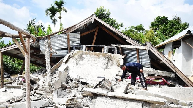 BMKG melakukan pemutakhiran data gempa di Lombok Utara, Nusa Tenggara Barat (NTB). BMKG menyebut gempa berkekuatan 7,0 SR dan berpotensi tsunami.