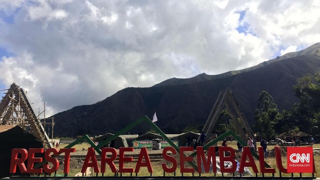 Warga Sembalun Kabupaten Lombok Timur, NTB, menginap di posko pengungsian pada malam ini lantaran masih khawatir ada gempa susulan.
