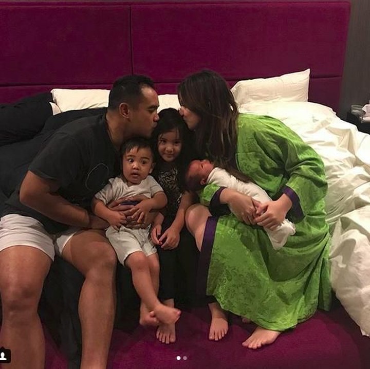 <p>Mmuah! Nia dan suami mencium Mikhayla yang sedang ulang tahun. Tak lupa doa-doa dipanjatkan untuk Mikhayla. (Foto: Instagram @ramadhaniabakrie)</p>