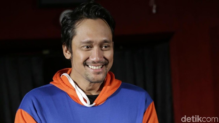 Tora Sudiro lontarkan sindiran halus pada istri dan anaknya yang bermain gadget saat berkumpul bersama. Seperti apa?