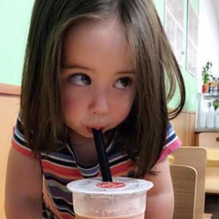 <p>Cara minum Beatrix bikin ikutan haus nih. He-he-he. (Foto: Instagram @beatrixcando)</p>