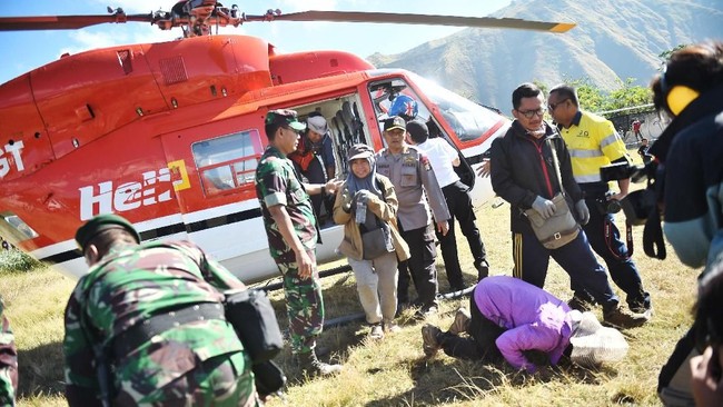 Dari enam pendaki yang masih terjebak di Rinjani pascagempa akhir pekan lalu, tiga orang dievakuasi lewat udara dan sisanya lewat darat.