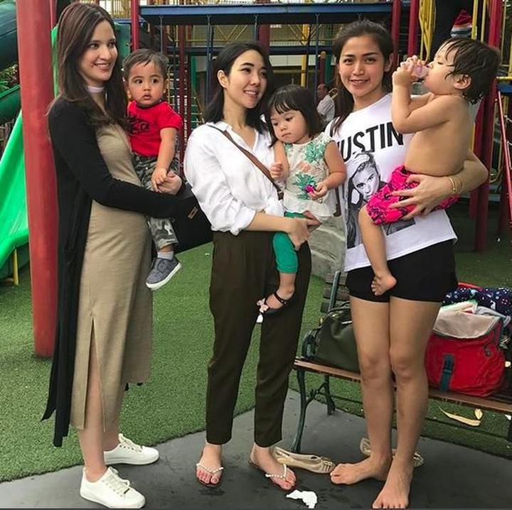 <p>Nia mengajak Magika bermain bersama Gempita dan El Barack. (Foto: Instagram @ramadhaniabakrie)</p>