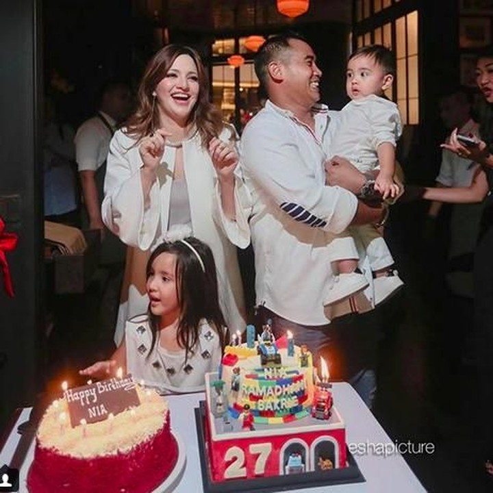 <p>Ini momen saat Nia Ramadhani merayakan ulang tahun ke-27. (Foto: Eshapicture via Instagram @ramadhaniabakrie)</p>