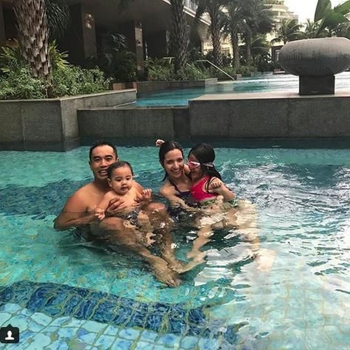 <p>Nia Ramadhani dan Ardi Bakrie asyik bermain air di kolam renang bareng anak-anaknya. (Foto: Instagram @ramadhaniabakrie)</p>