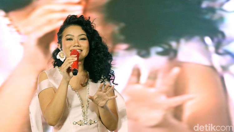 Ada cerita ketika penyanyi Yura Yunita akan merilis album keduaa. Kata-kata sang bunda ampuh jadi kalimat penenang untuk Yura.