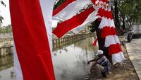 Penjual Bendera Merah-Putihkan Jalanan Bekasi Jelang Agustusan Penjual Bendera Merah-Putihkan Jalanan Bekasi Jelang Agustusan