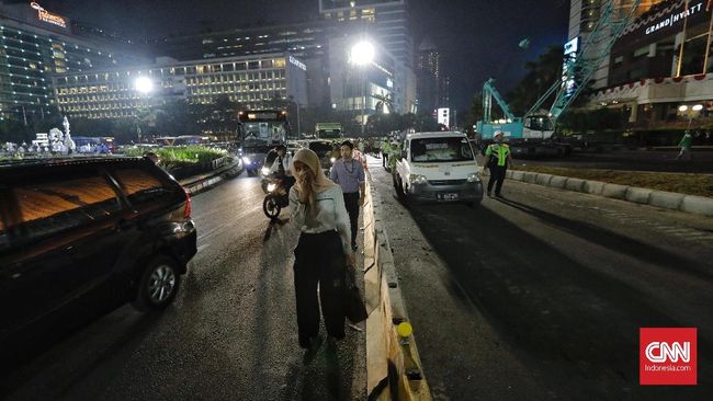 Keamanan Penyeberang Di Bundaran Hi Saat Malam Dipertanyakan