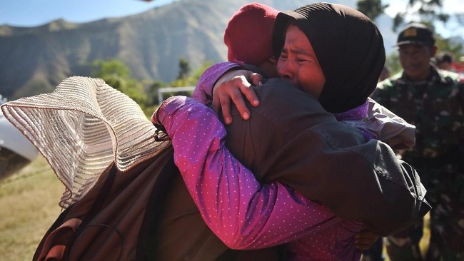 Sambil menunggu tim evakuasi, Suharti yang terjebak di Gunung Rinjani selama tiga hari dua hari, sempat hanya meminum seteguk air demi bertahan hidup.