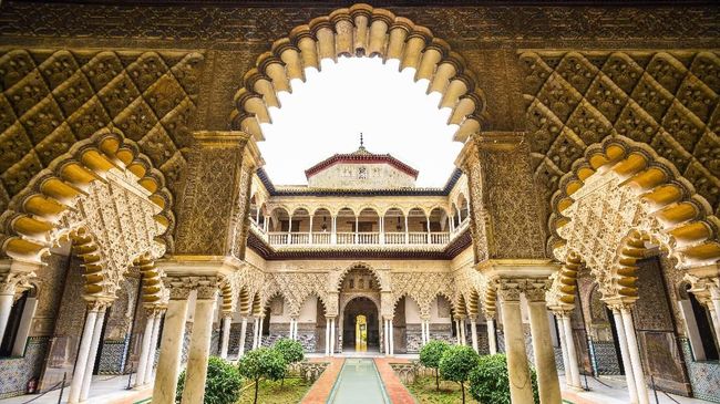 Keindahan kota Seville di Spanyol menginspirasi Pantone untuk menciptakan warna spesial.