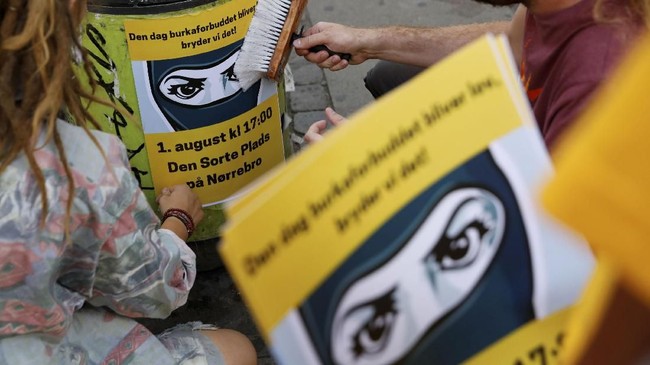 Ribuan warga Denmark turun ke jalan di Copenhagen dalam rangka memprotes larangan menggunakan penutup wajah seperti niqab dan burka di muka publik,.