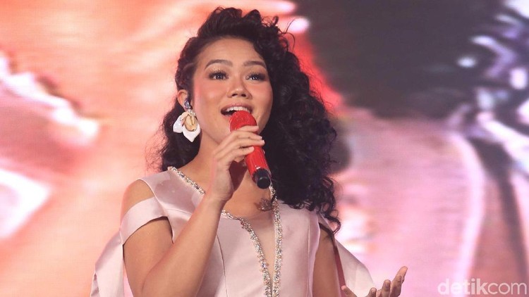 Penampilan Yura  Yunita yang Cantik nan Menawan